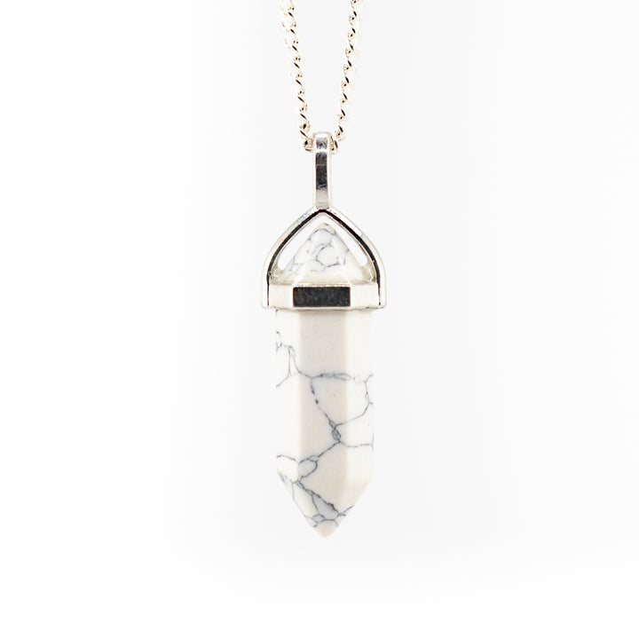 Collier avec pendentif en pointe de howlite naturelle fabriqué à la main