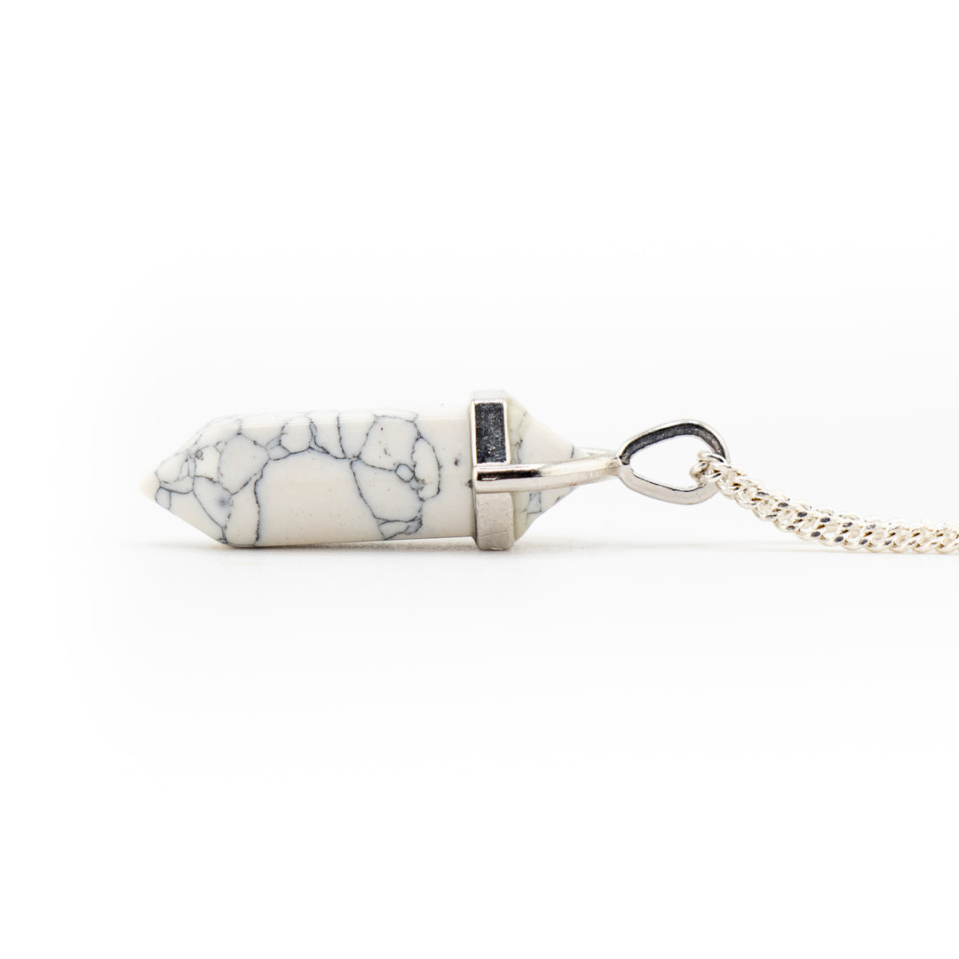 Collier avec pendentif en pointe de howlite naturelle fabriqué à la main