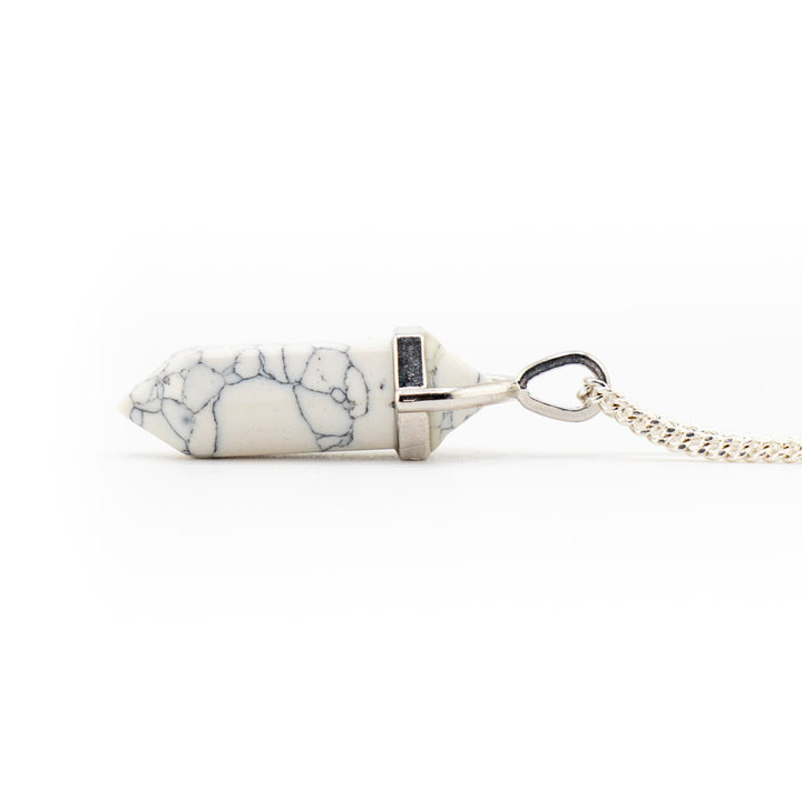 Collier avec pendentif en pointe de howlite naturelle fabriqué à la main