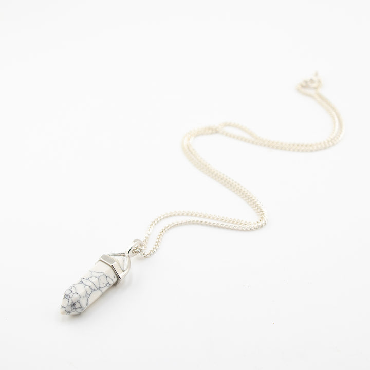 Collier avec pendentif en pointe de howlite naturelle fabriqué à la main
