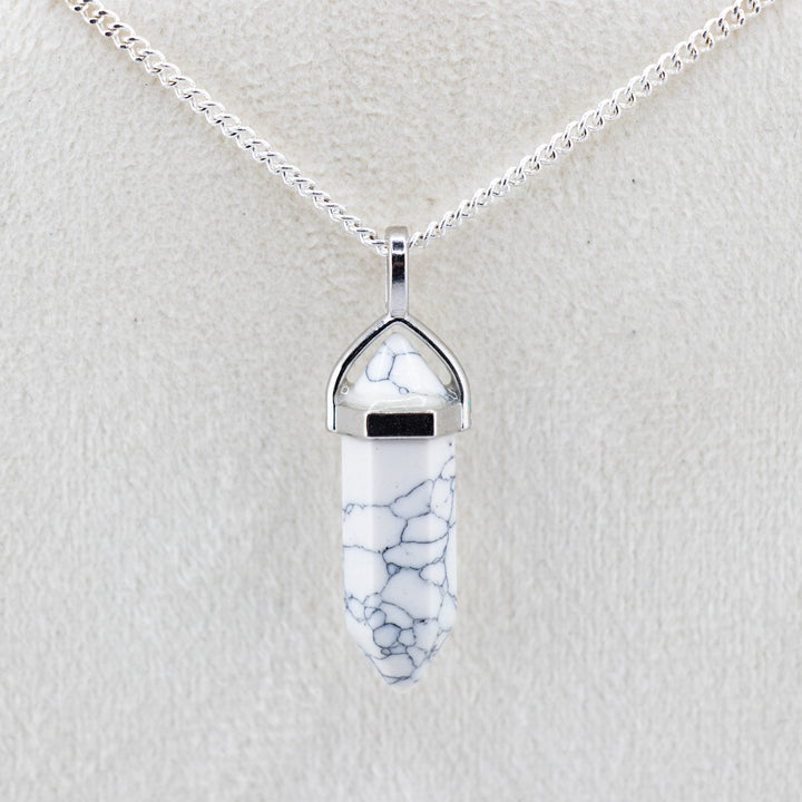 Collier avec pendentif en pointe de howlite naturelle fabriqué à la main