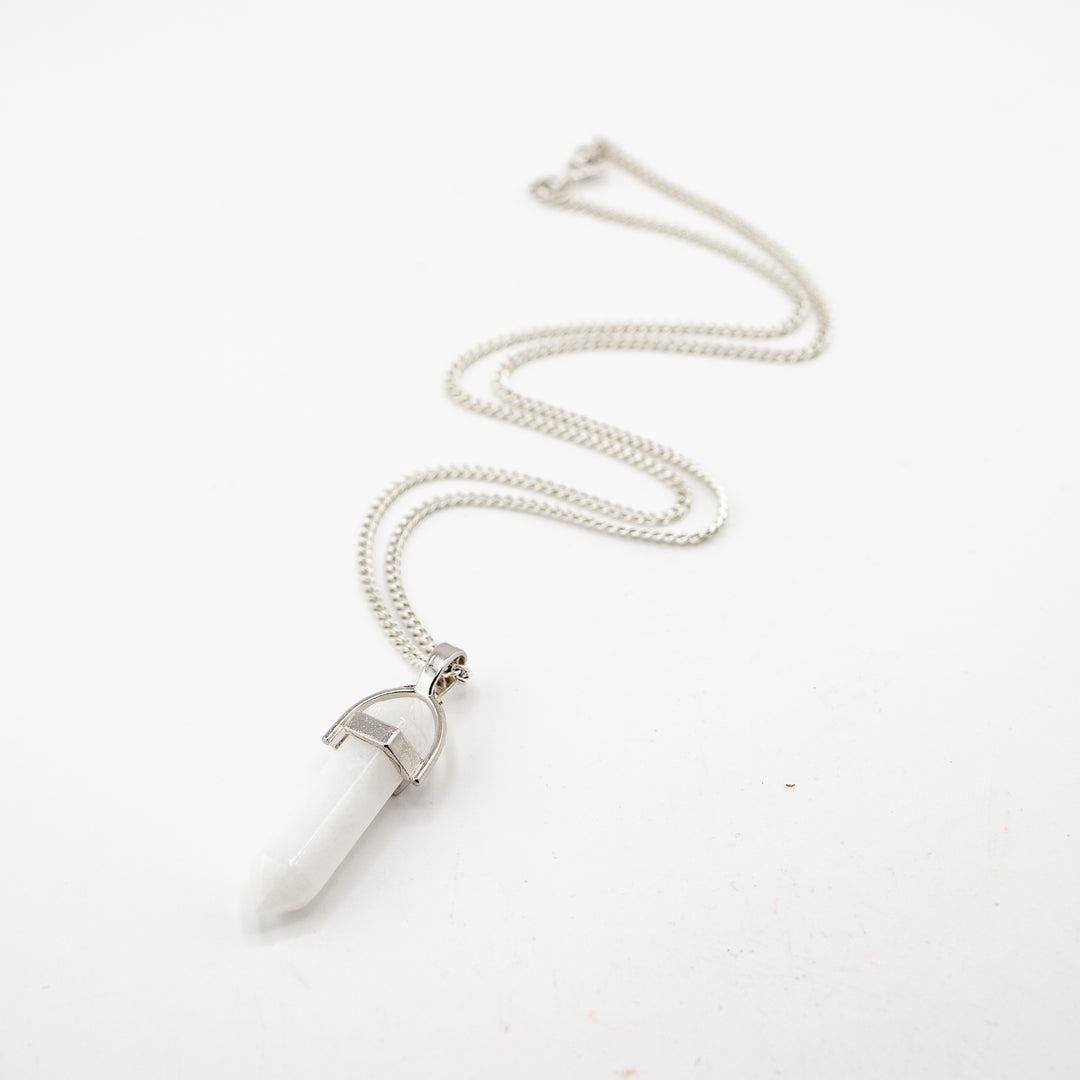 Collar con colgante de punta de jade blanco natural hecho a mano