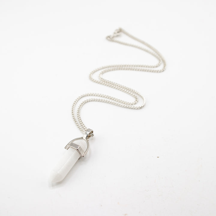Collar con colgante de punta de jade blanco natural hecho a mano