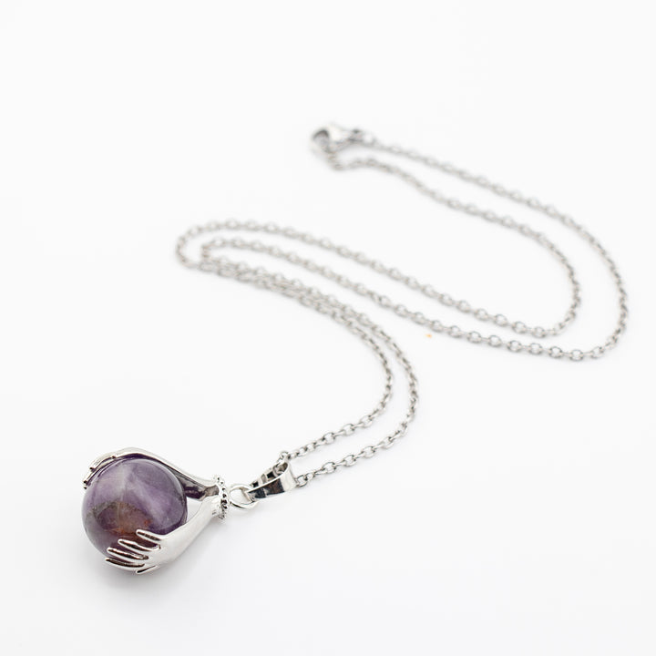 Collar con colgante de esfera de amatista hecho a mano
