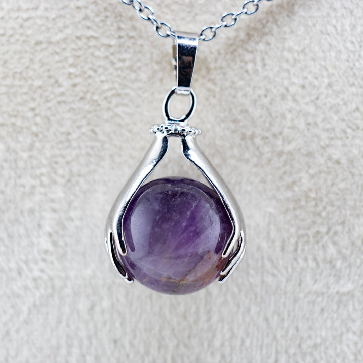 Collar con colgante de esfera de amatista hecho a mano