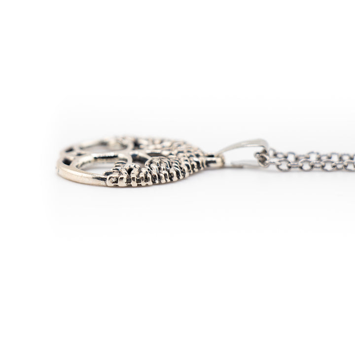 Pendentif Arbre de Vie en laiton argenté – Symbole artisanal de croissance et de force