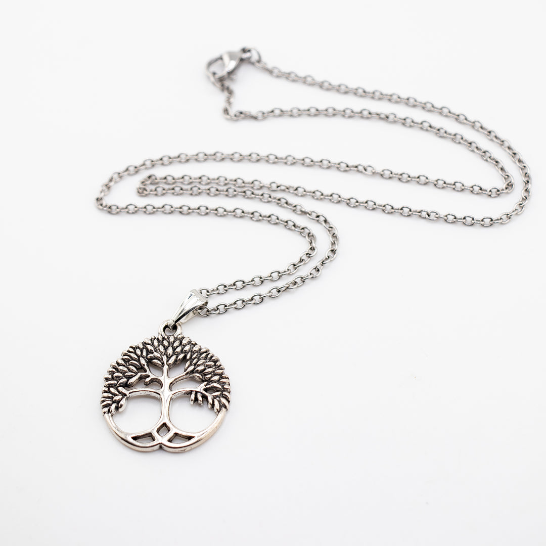 Pendentif Arbre de Vie en laiton argenté – Symbole artisanal de croissance et de force