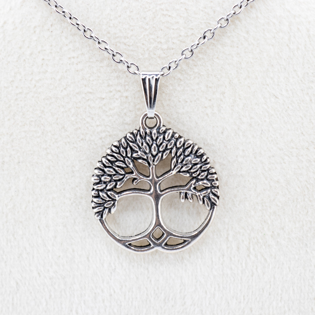 Pendentif Arbre de Vie en laiton argenté – Symbole artisanal de croissance et de force