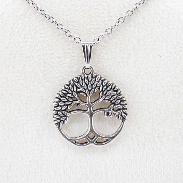 Pendentif Arbre de Vie en laiton argenté – Symbole artisanal de croissance et de force