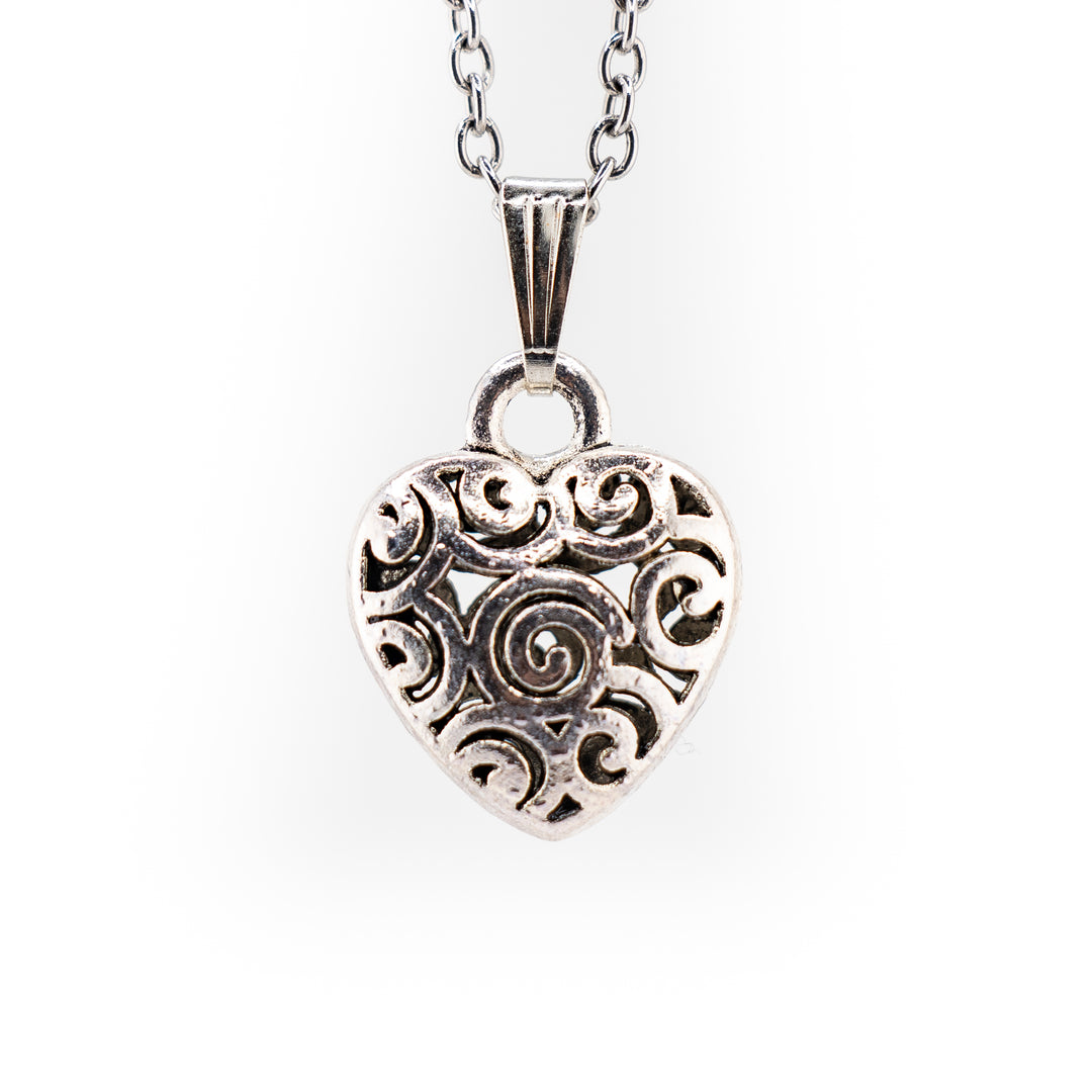 Pendentif cœur chic en laiton argenté, fabriqué à la main – Découvrez l'étreinte de l'amour