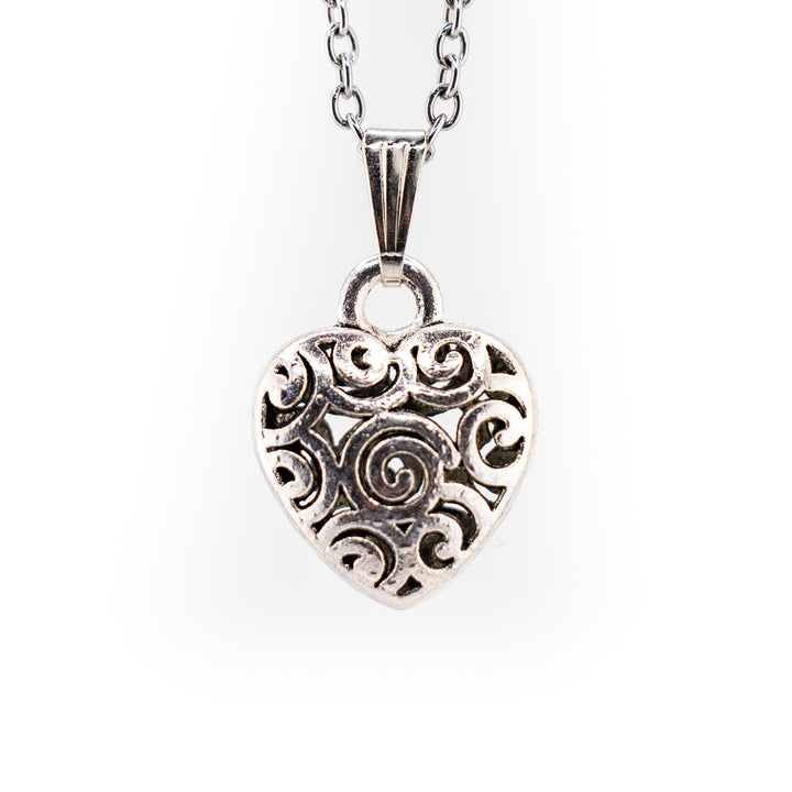 Pendentif cœur chic en laiton argenté, fabriqué à la main – Découvrez l'étreinte de l'amour