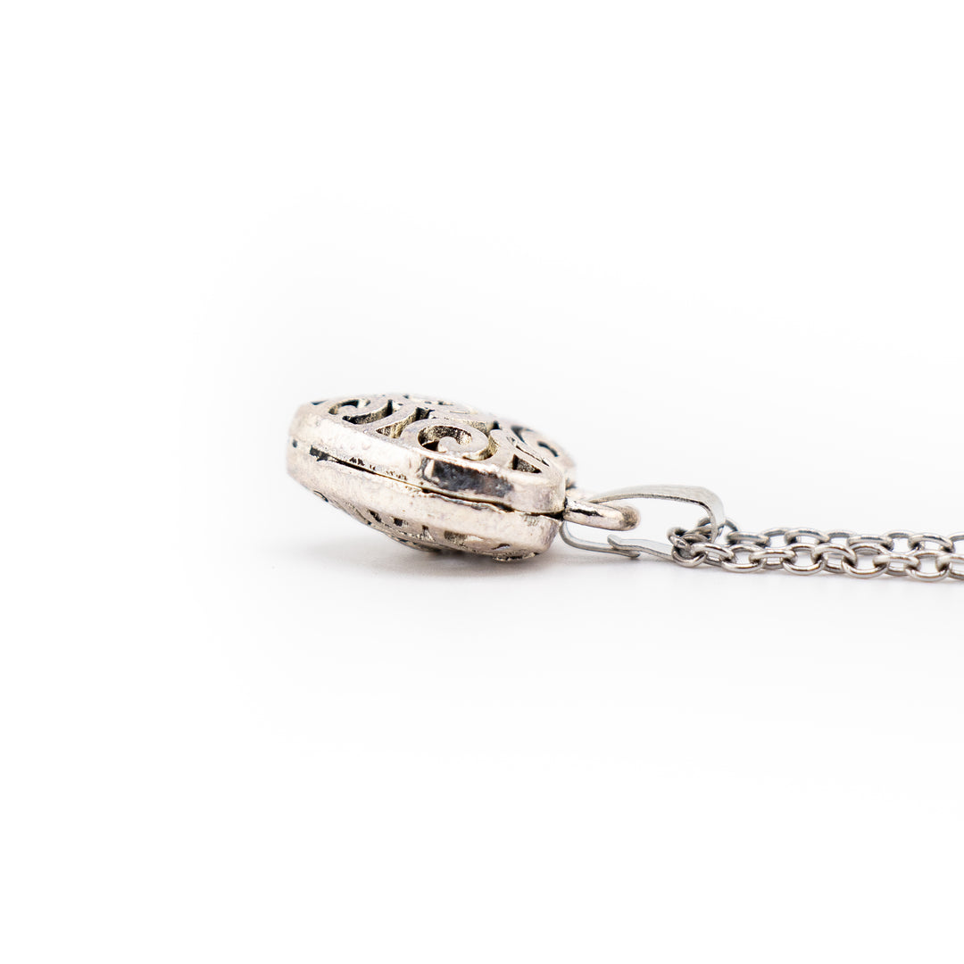 Pendentif cœur chic en laiton argenté, fabriqué à la main – Découvrez l'étreinte de l'amour