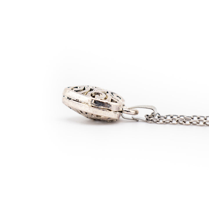 Pendentif cœur chic en laiton argenté, fabriqué à la main – Découvrez l'étreinte de l'amour