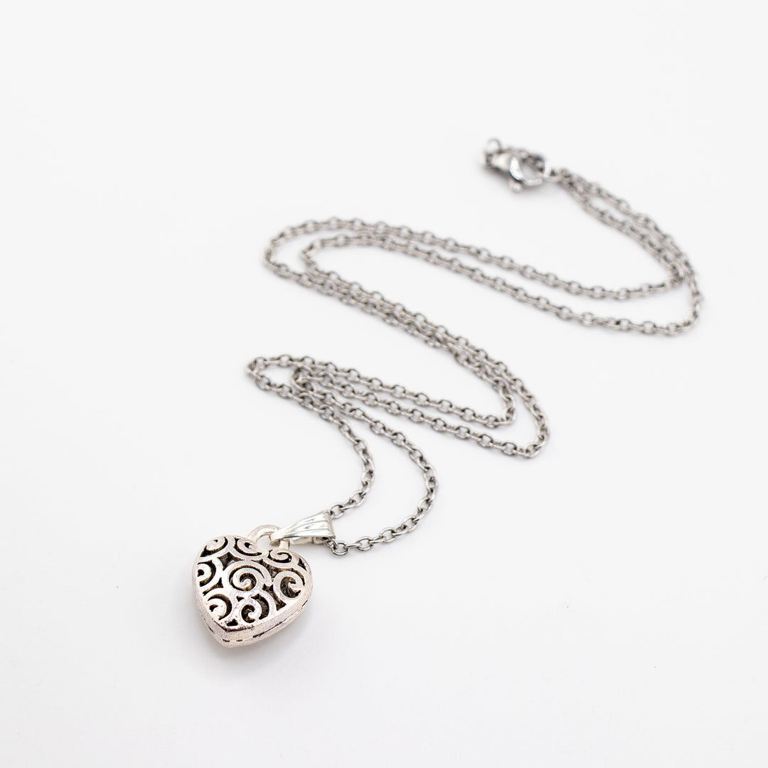 Pendentif cœur chic en laiton argenté, fabriqué à la main – Découvrez l'étreinte de l'amour