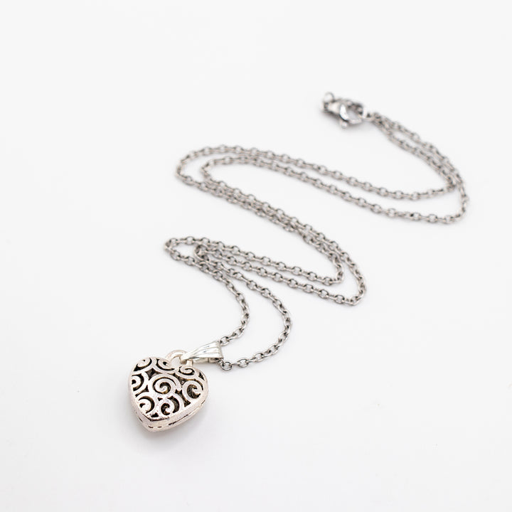 Pendentif cœur chic en laiton argenté, fabriqué à la main – Découvrez l'étreinte de l'amour