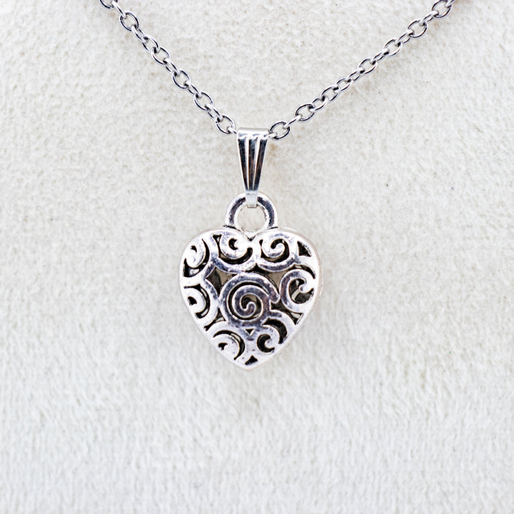 Pendentif cœur chic en laiton argenté, fabriqué à la main – Découvrez l'étreinte de l'amour