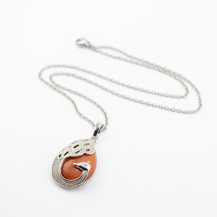 Elegancia de pavo real: collar con colgante de lágrima de piedra dorada roja sintética