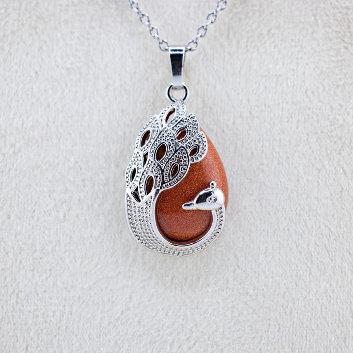 Elegancia de pavo real: collar con colgante de lágrima de piedra dorada roja sintética
