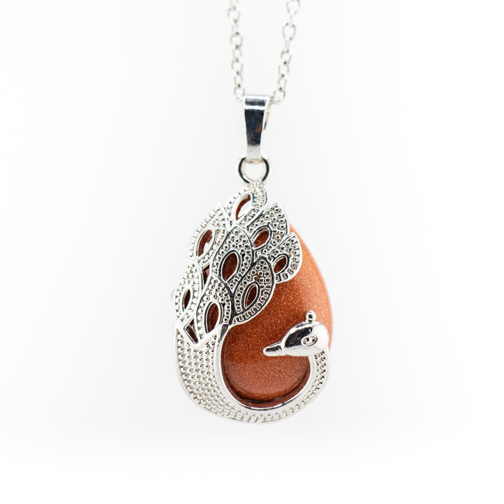 Elegancia de pavo real: collar con colgante de lágrima de piedra dorada roja sintética