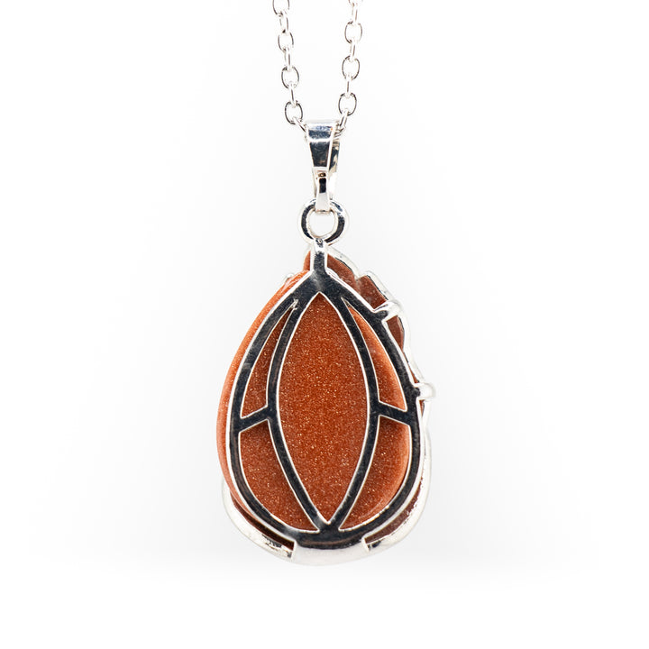 Elegancia de pavo real: collar con colgante de lágrima de piedra dorada roja sintética