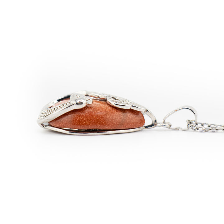 Elegancia de pavo real: collar con colgante de lágrima de piedra dorada roja sintética