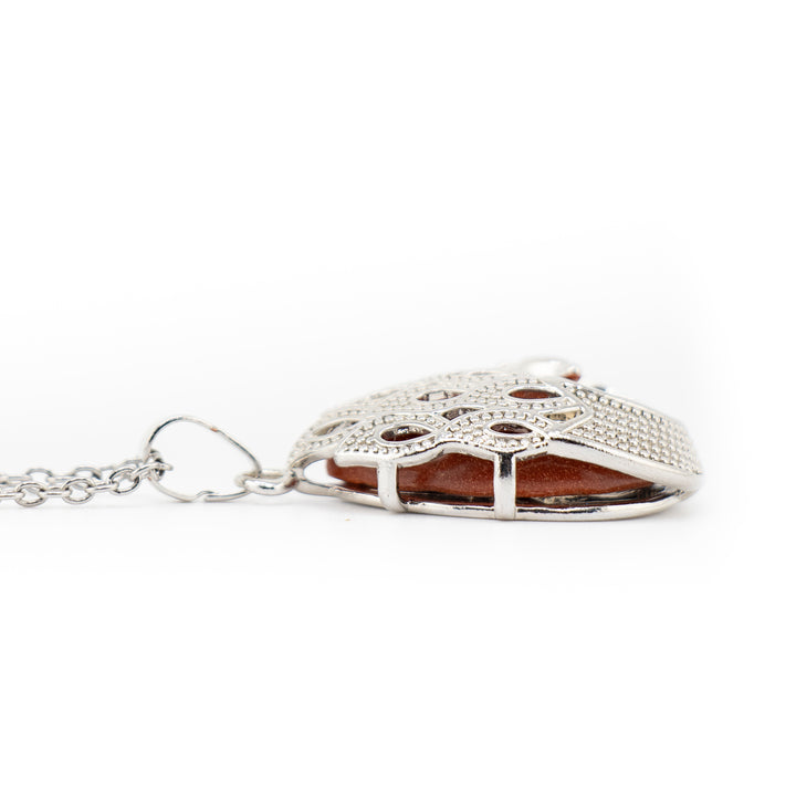 Elegancia de pavo real: collar con colgante de lágrima de piedra dorada roja sintética