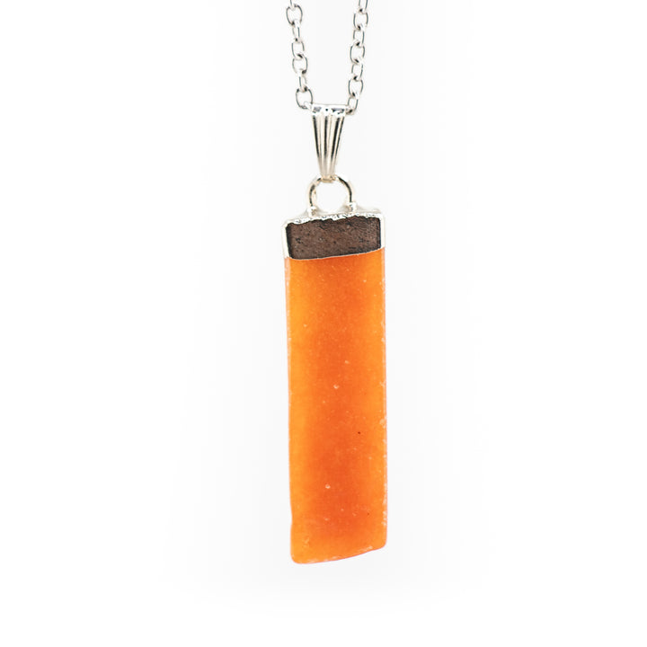 Collier avec pendentif en forme de bâtonnet d'aventurine rouge naturelle fabriqué à la main
