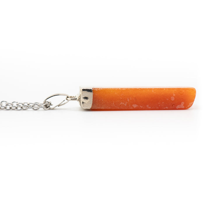 Collier avec pendentif en forme de bâtonnet d'aventurine rouge naturelle fabriqué à la main