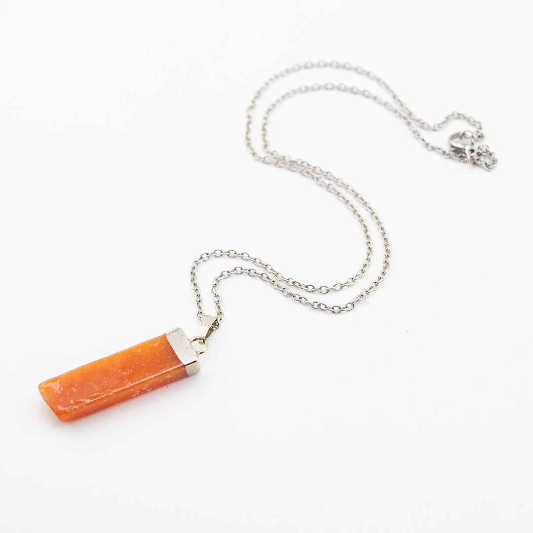 Collier avec pendentif en forme de bâtonnet d'aventurine rouge naturelle fabriqué à la main