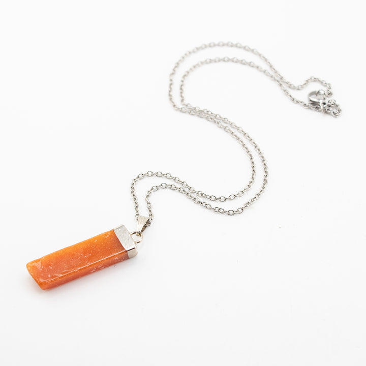 Collier avec pendentif en forme de bâtonnet d'aventurine rouge naturelle fabriqué à la main