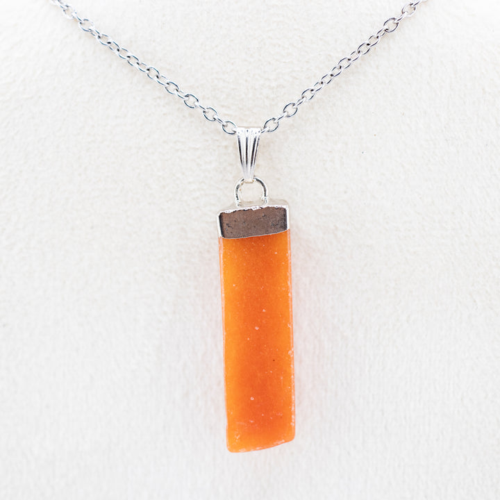 Collier avec pendentif en forme de bâtonnet d'aventurine rouge naturelle fabriqué à la main