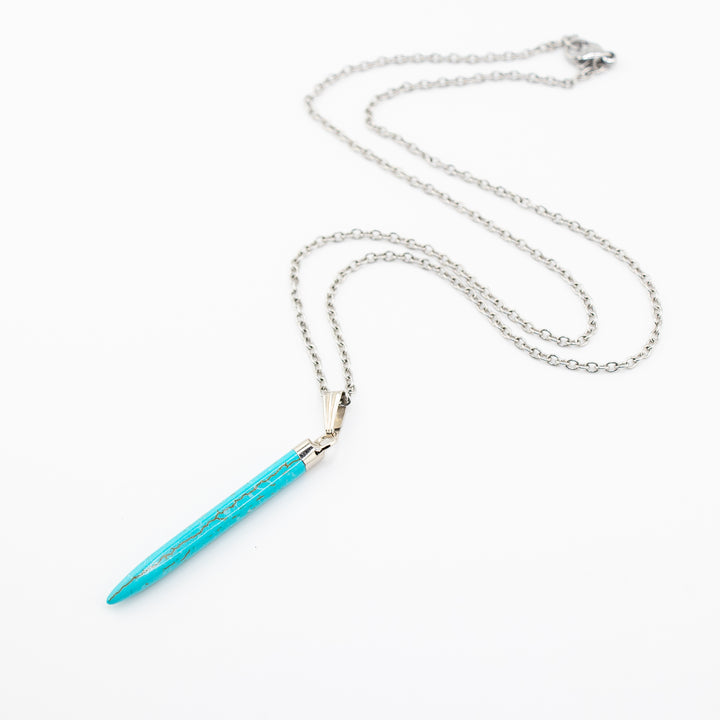 Collier avec pendentif flèche en howlite turquoise, fabriqué à la main - Une touche de spiritualité et de style