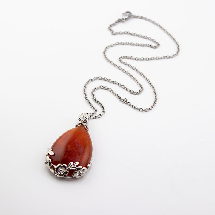 Collier avec pendentif en forme de larme d'agate rouge naturelle fabriqué à la main