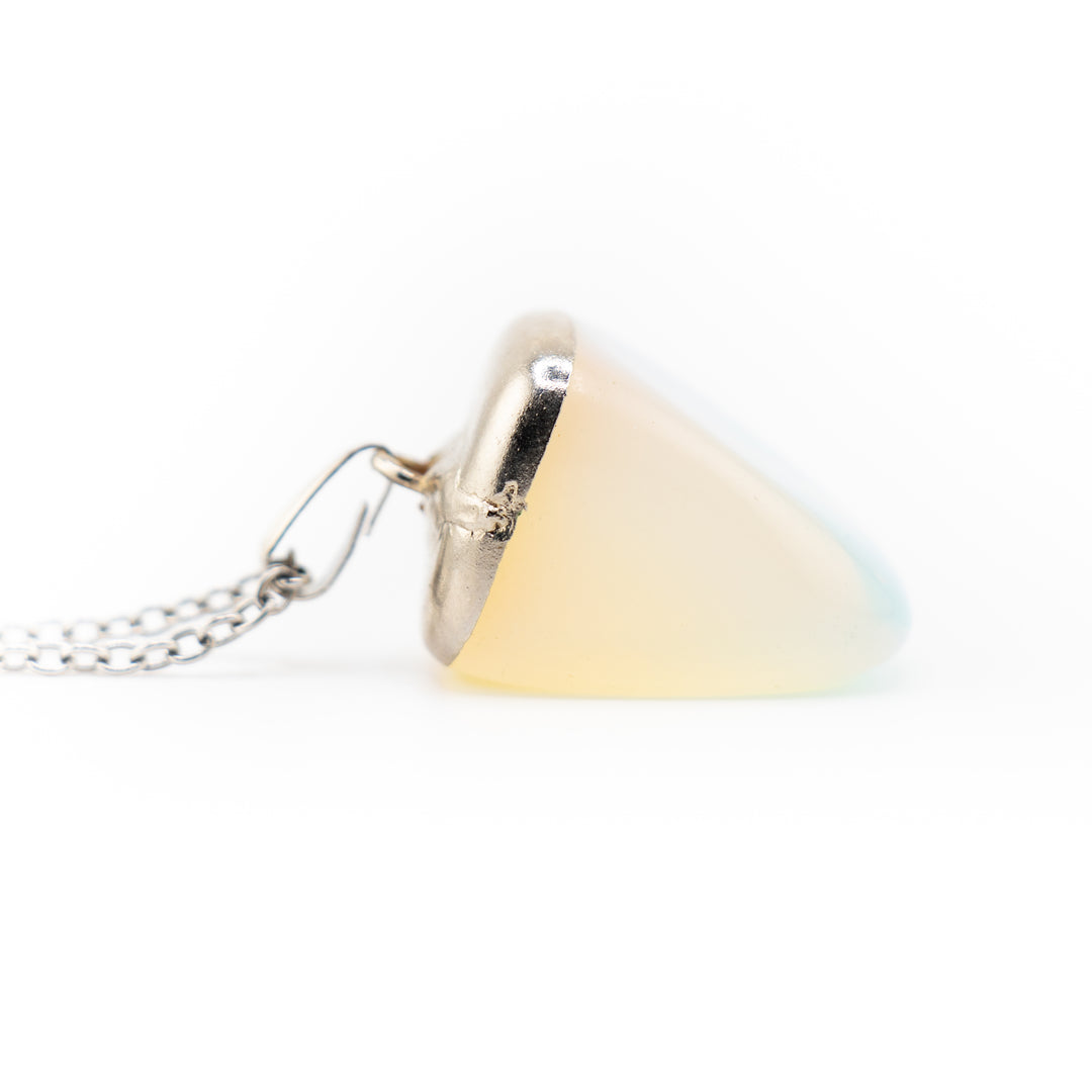 Collier avec pendentif en pierre précieuse d'opalite naturelle fabriqué à la main