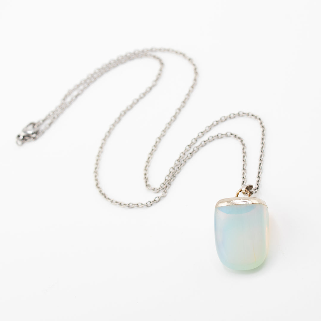 Collier avec pendentif en pierre précieuse d'opalite naturelle fabriqué à la main