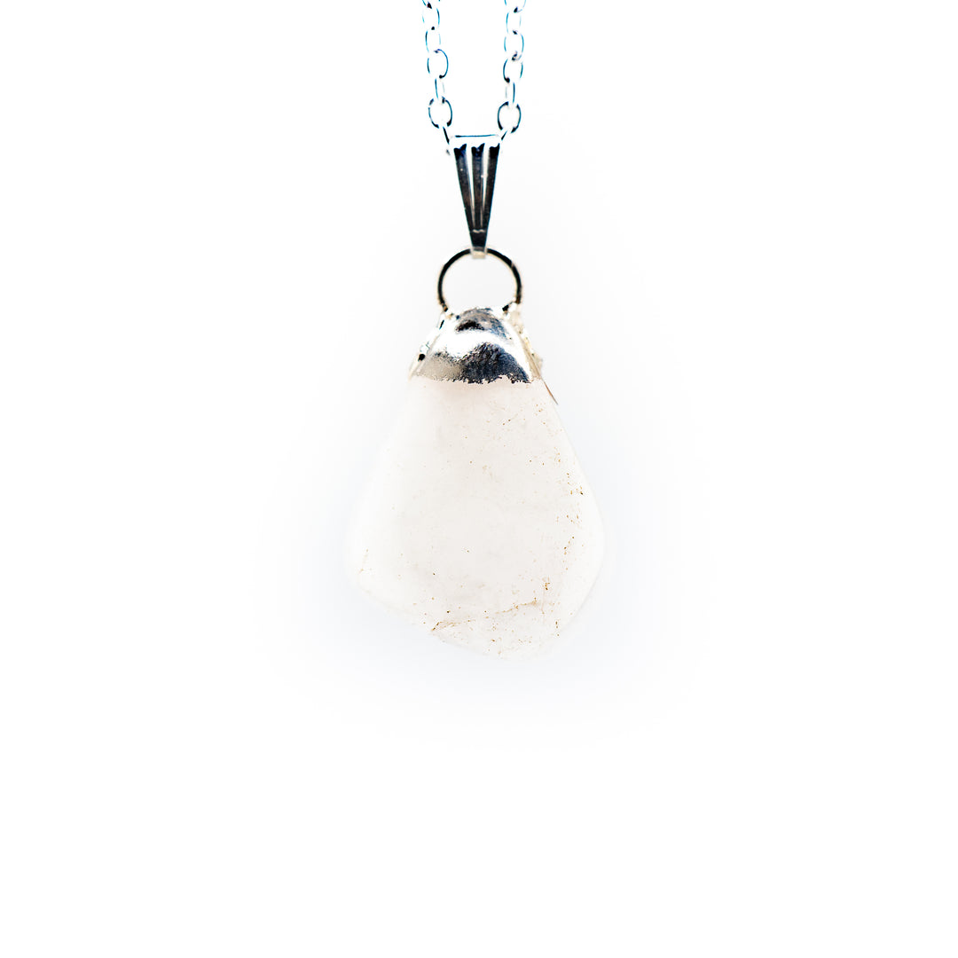 Collar con colgante de piedra preciosa de cuarzo transparente natural hecho a mano