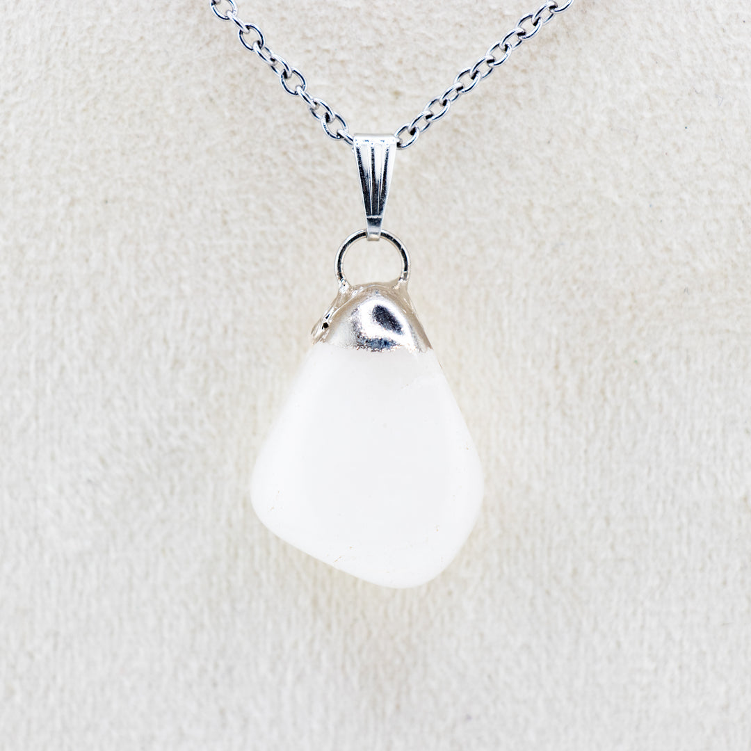 Collar con colgante de piedra preciosa de cuarzo transparente natural hecho a mano