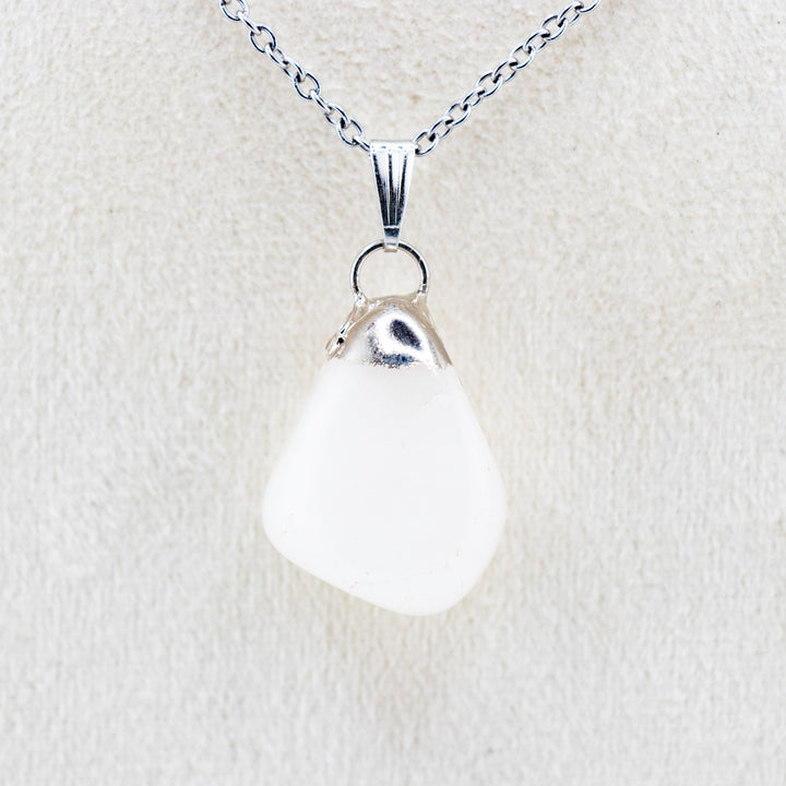 Collar con colgante de piedra preciosa de cuarzo transparente natural hecho a mano