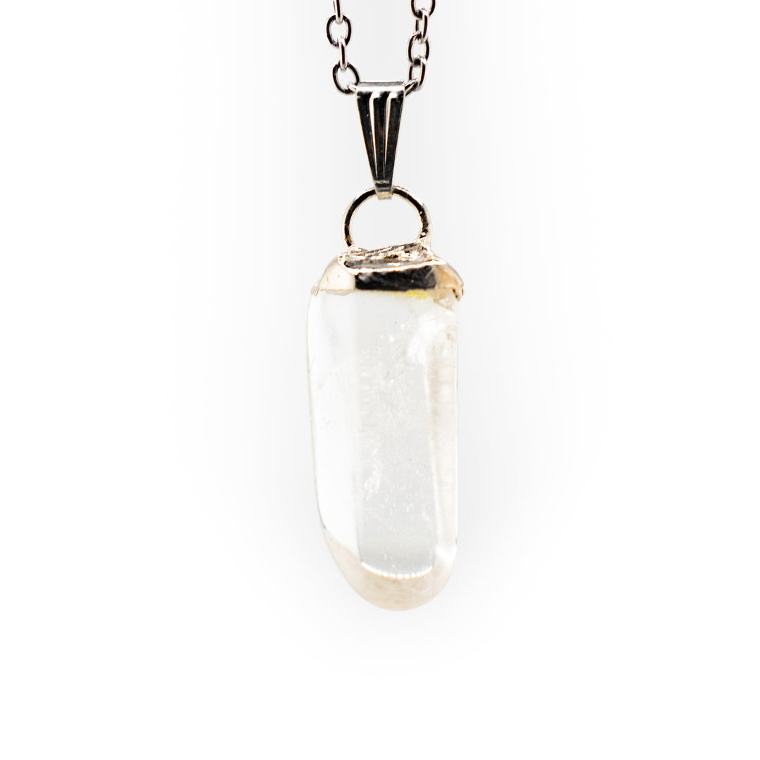 Collar con colgante de piedra preciosa de cuarzo transparente natural hecho a mano