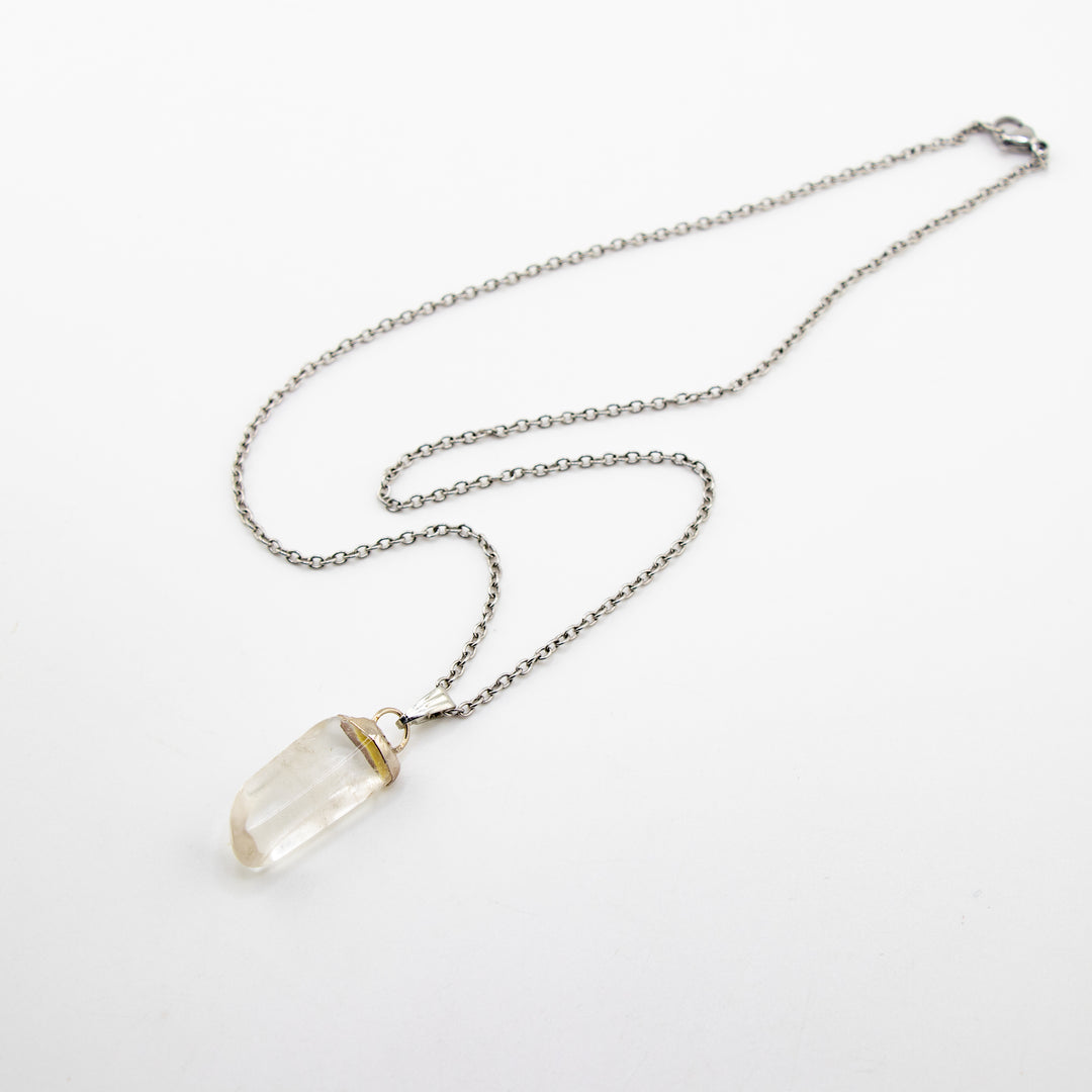 Collar con colgante de piedra preciosa de cuarzo transparente natural hecho a mano
