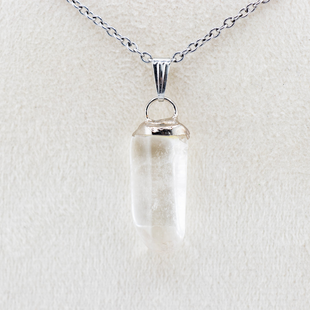 Collar con colgante de piedra preciosa de cuarzo transparente natural hecho a mano