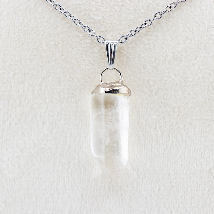 Collar con colgante de piedra preciosa de cuarzo transparente natural hecho a mano