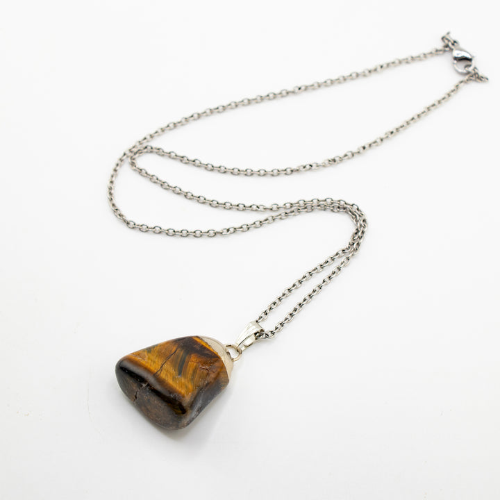 Collar con colgante de piedra preciosa de ojo de tigre de hierro natural hecho a mano