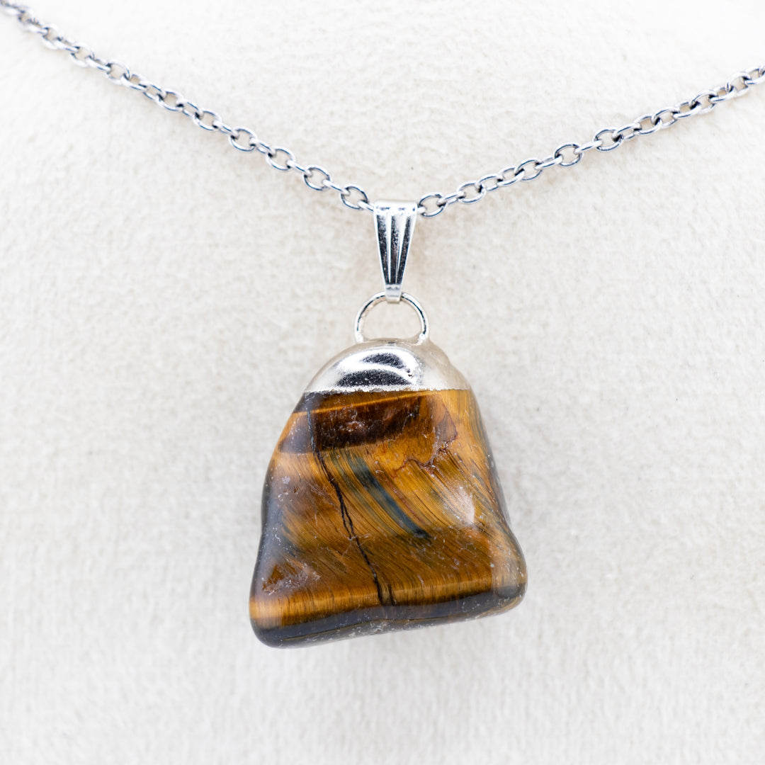 Collar con colgante de piedra preciosa de ojo de tigre de hierro natural hecho a mano