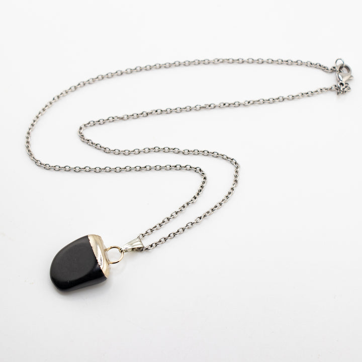 Collar con colgante de obsidiana natural hecho a mano
