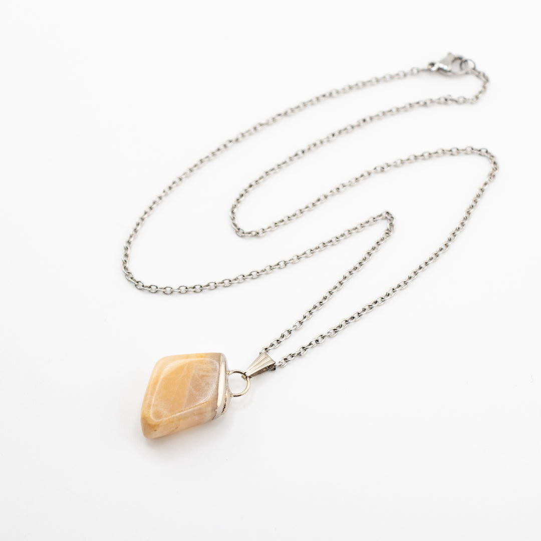 Collar con colgante de piedra lunar natural hecho a mano