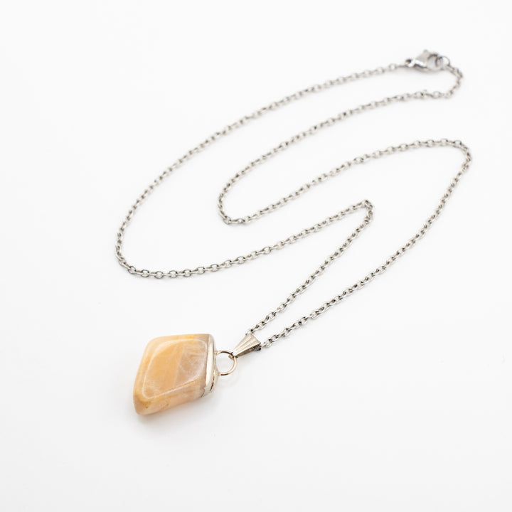 Collar con colgante de piedra lunar natural hecho a mano