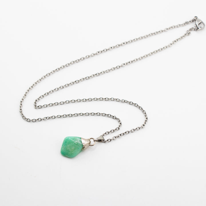 Collar con colgante de aventurina verde natural hecho a mano
