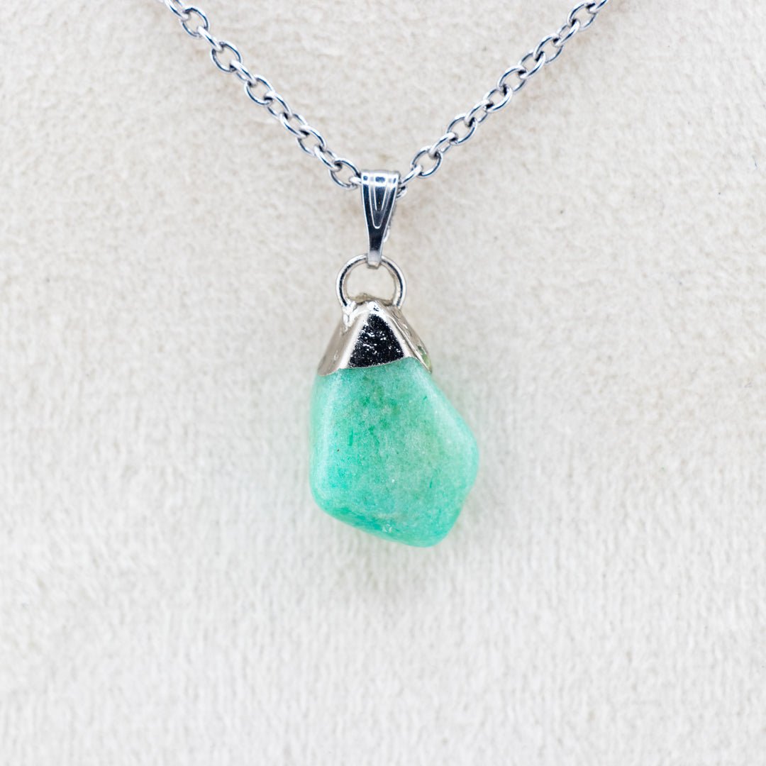 Collar con colgante de aventurina verde natural hecho a mano