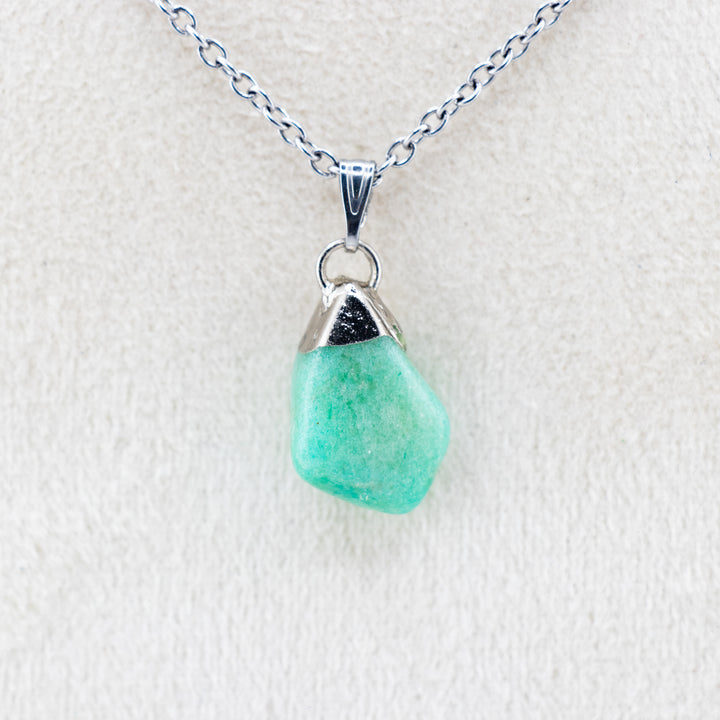 Collar con colgante de aventurina verde natural hecho a mano
